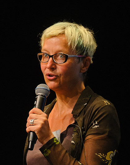 barbara_fricke_foto_christophschnuell.jpg Portrait von Barbara Fricke mit Mikrofon in der Hand