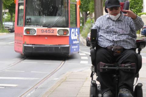 Joachim Marx an einer Straßenbahnhaltestelle